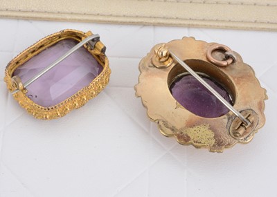 Lot 40 - A 19th Century pinchbeck and oval paste set brooch
