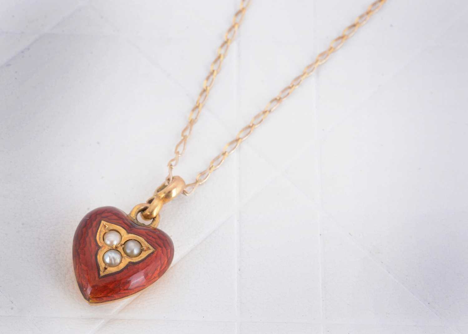 Lot 45 - An Edwardian heart shaped pendant