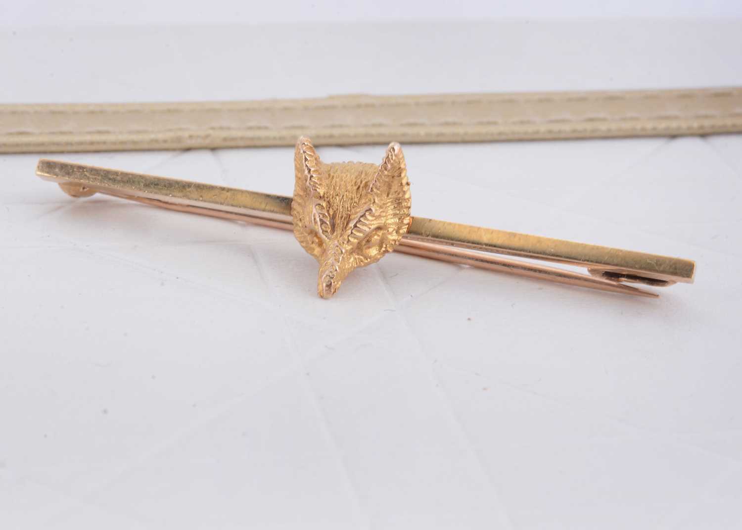 Lot 58 - A 9ct gold fox head bar brooch