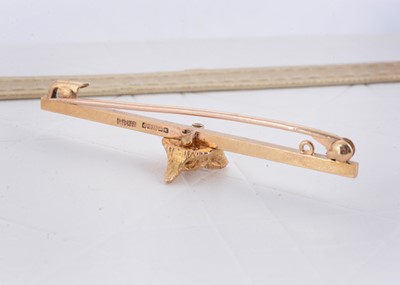 Lot 58 - A 9ct gold fox head bar brooch
