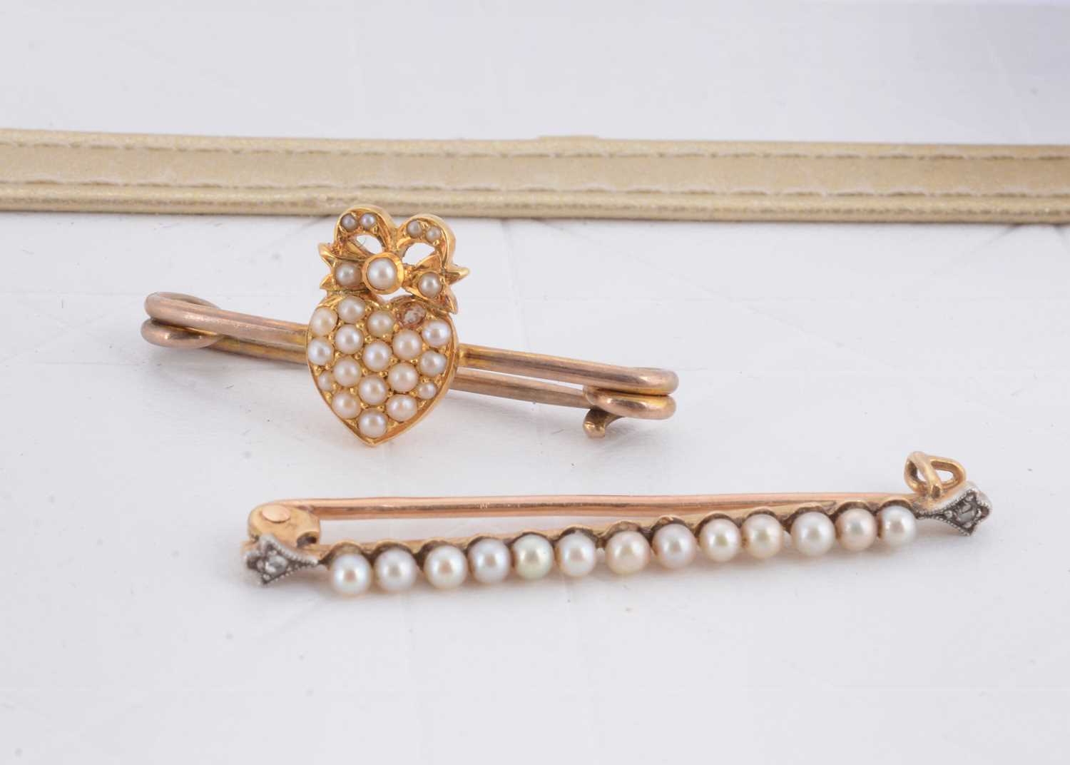 Lot 60 - A gold safety pin bar brooch