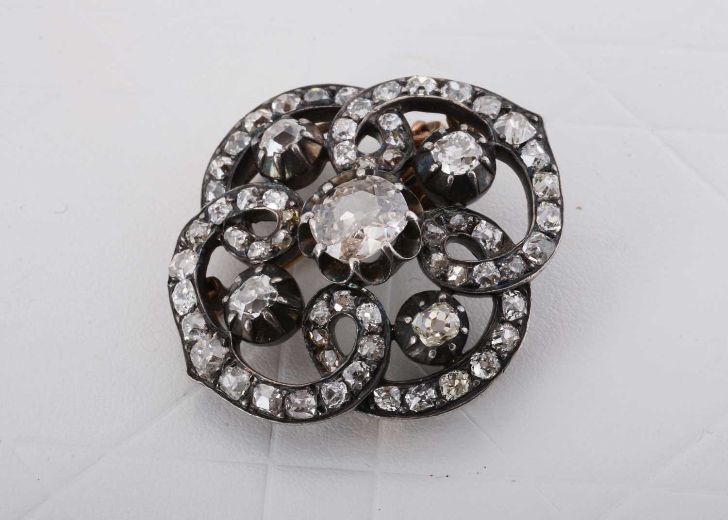 Lot 61 - A late Victorian or early Edwardian diamond brooch