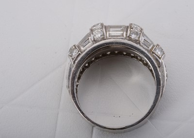 Lot 62 - An art deco platinum diamond dress ring