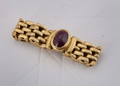 Lot 63 - An 18ct gold ruby chain ring
