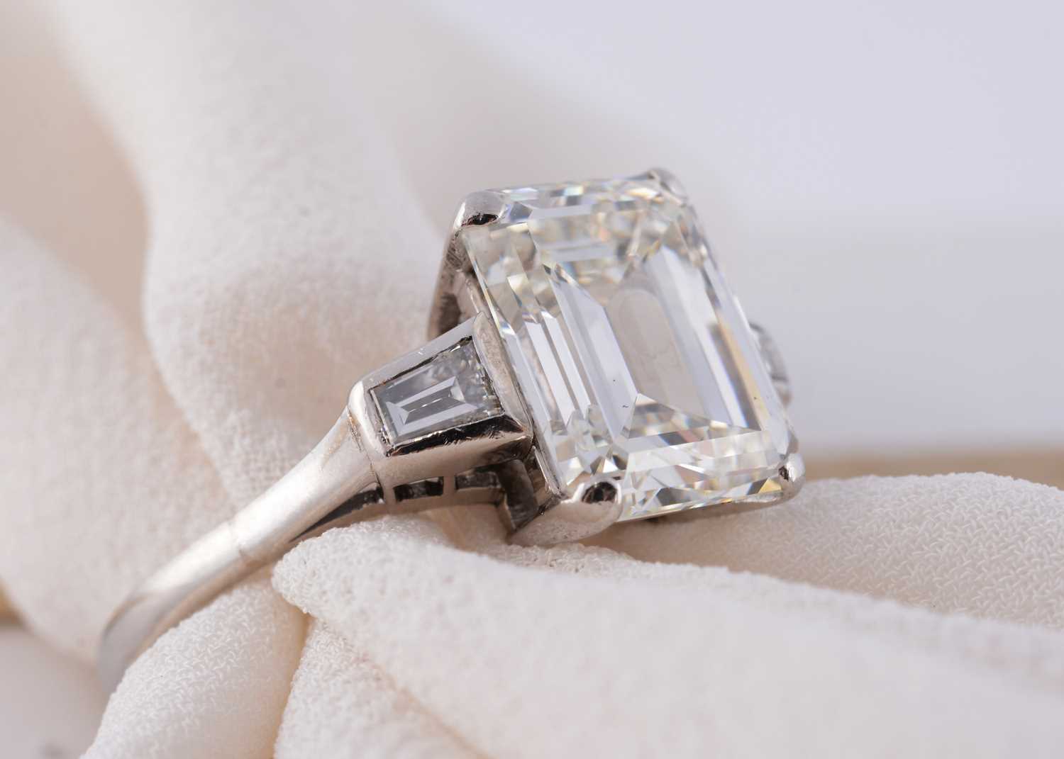 Lot 67 - A certificated diamond solitaire and platinum set ring