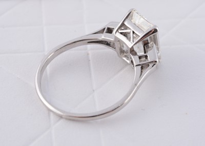 Lot 67 - A certificated diamond solitaire and platinum set ring