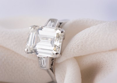 Lot 67 - A certificated diamond solitaire and platinum set ring