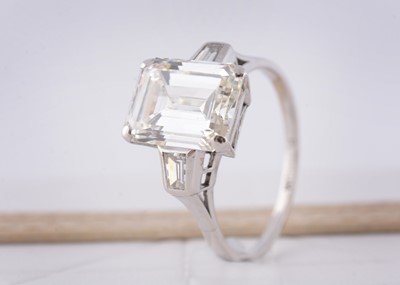 Lot 67 - A certificated diamond solitaire and platinum set ring