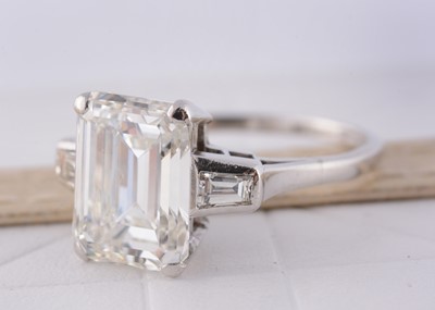 Lot 67 - A certificated diamond solitaire and platinum set ring