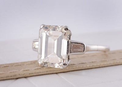 Lot 67 - A certificated diamond solitaire and platinum set ring