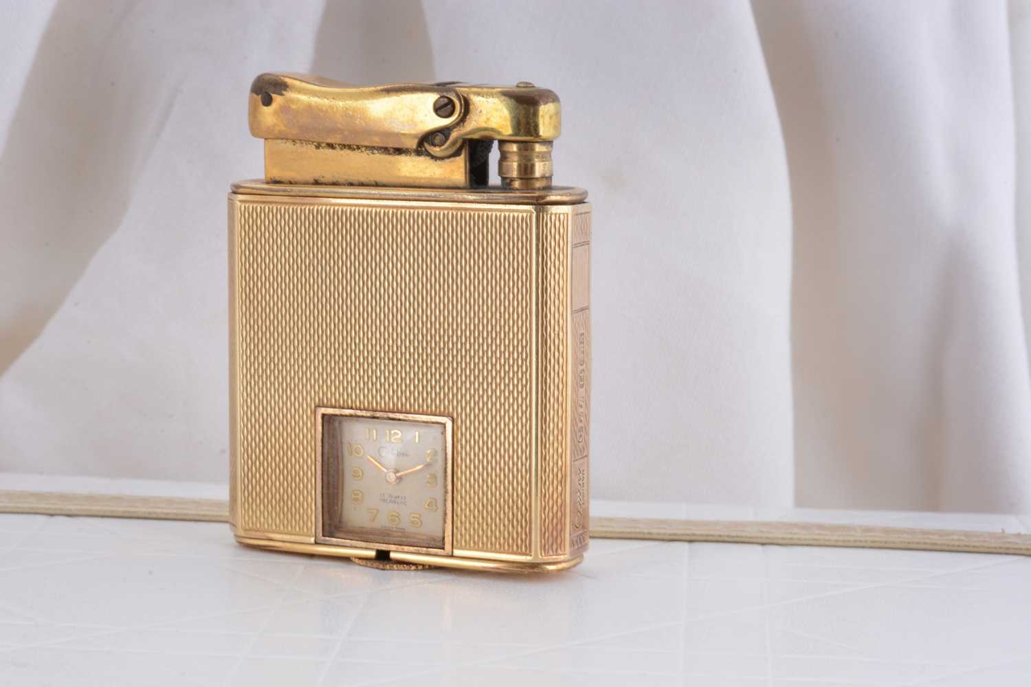 Lot 80 - A 14ct gold Calibri presentation lighter with clock movement
