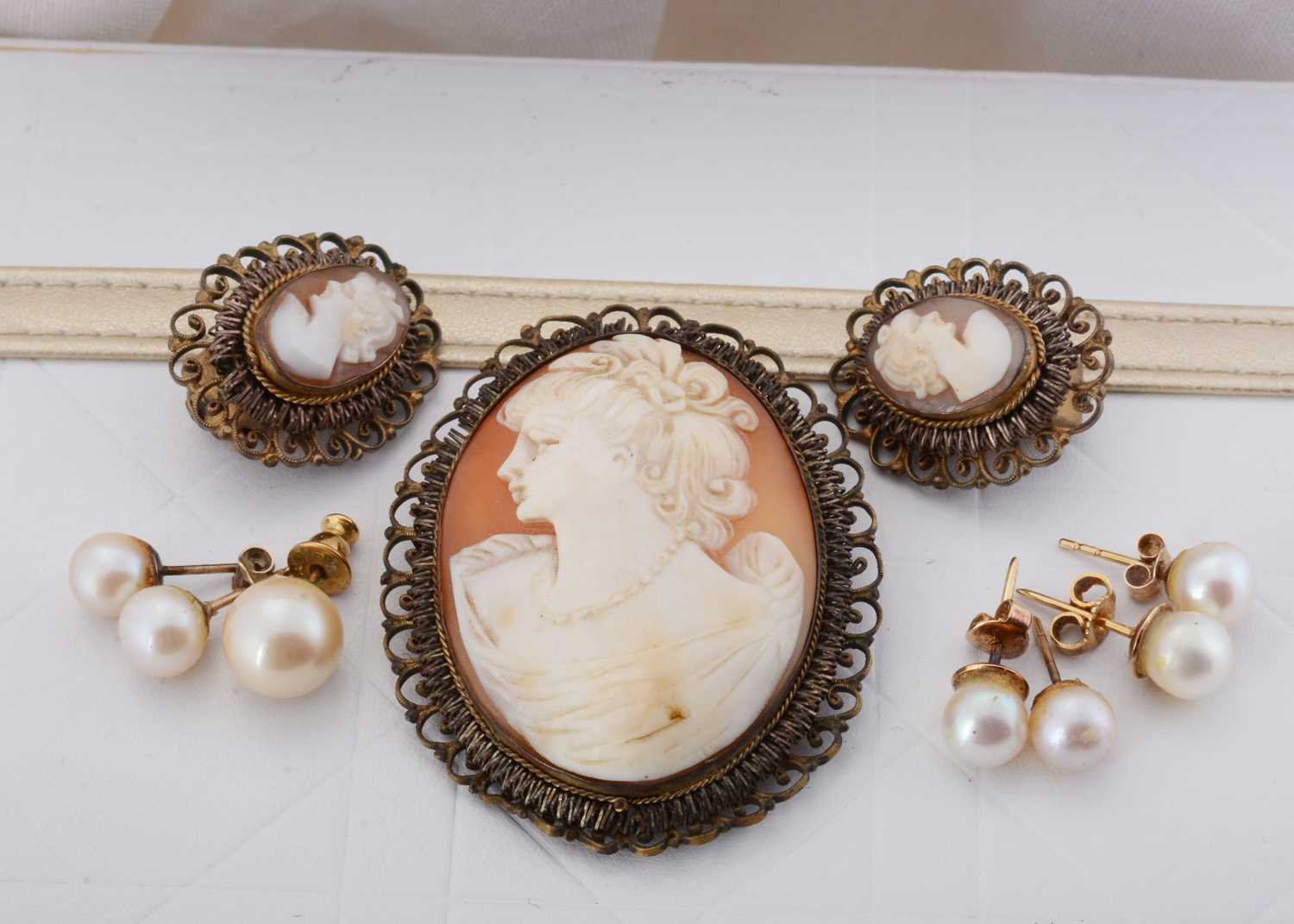Lot 84 - A carved shell cameo brooch