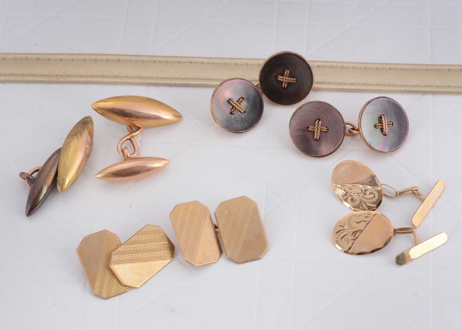 Lot 88 - A quantity of 9ct gold cufflinks