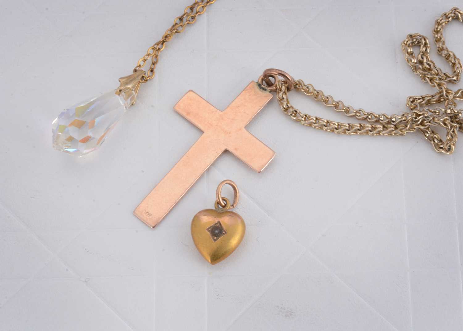 Lot 90 - A 15ct gold heart pendant