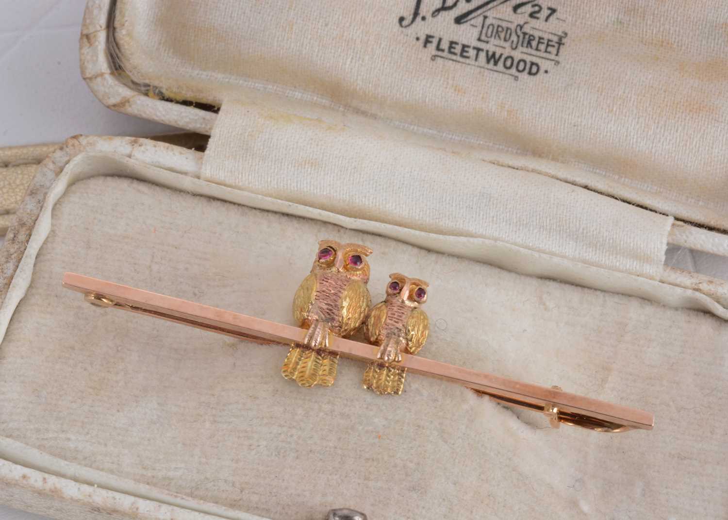 Lot 92 - An Edwardian gold bar brooch