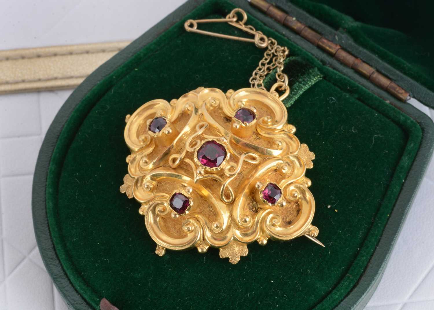 Lot 94 - A Victorian quatrefoil gold garnet set brooch or pendant