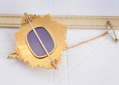 Lot 94 - A Victorian quatrefoil gold garnet set brooch or pendant
