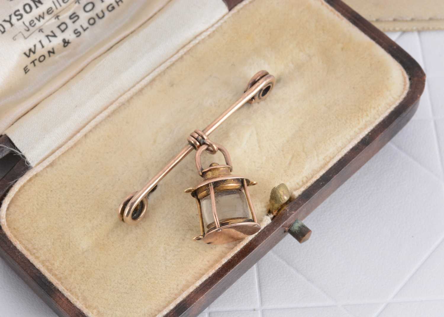 Lot 95 - A 9ct gold safety pin bar brooch