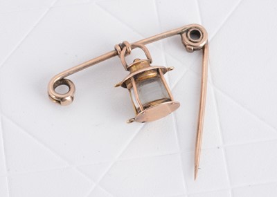 Lot 95 - A 9ct gold safety pin bar brooch