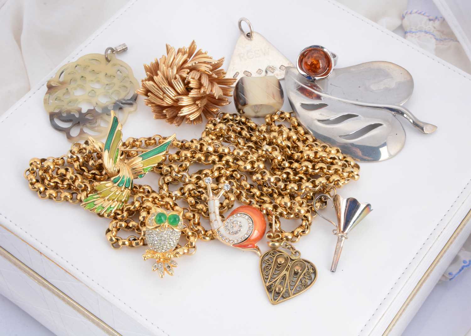 Lot 98 - A small quantity of silver and costume jewellery