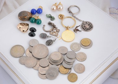Lot 98 - A small quantity of silver and costume jewellery