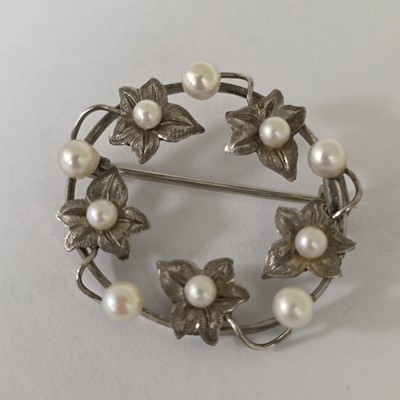 Lot 114 - A collection of silver jewels