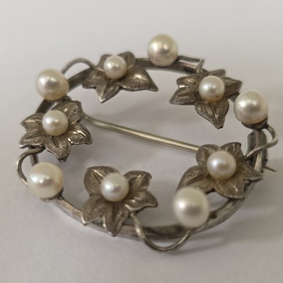 Lot 114 - A collection of silver jewels