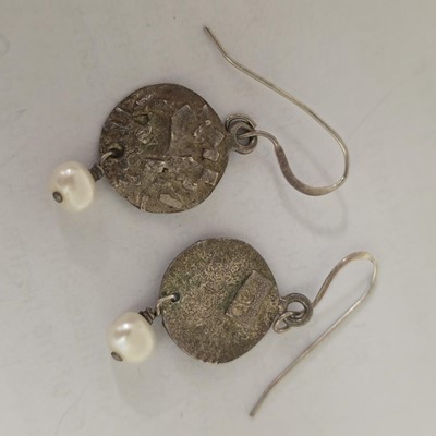 Lot 114 - A collection of silver jewels