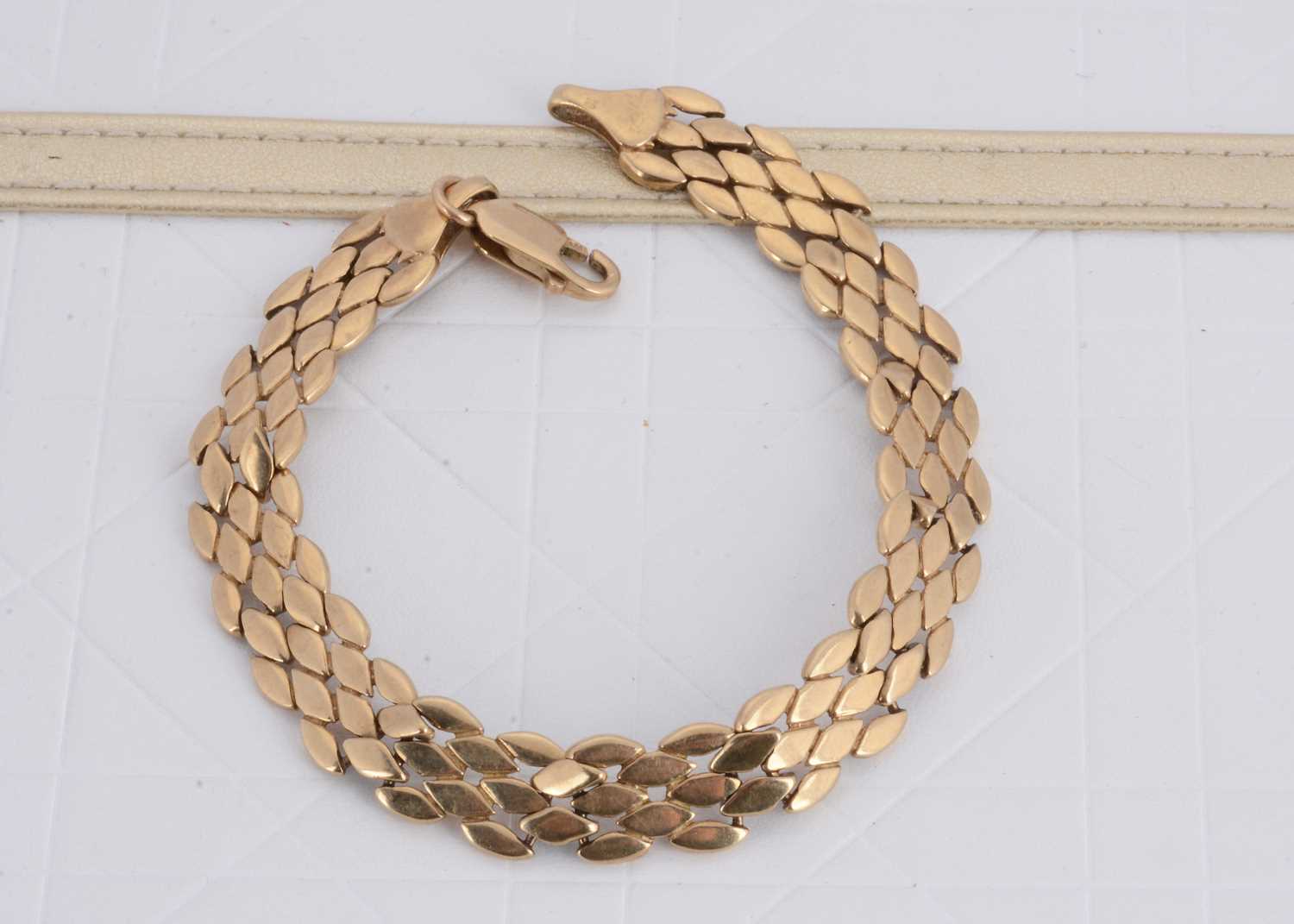 Lot 163 - A 9ct gold oval flattened link bracelet