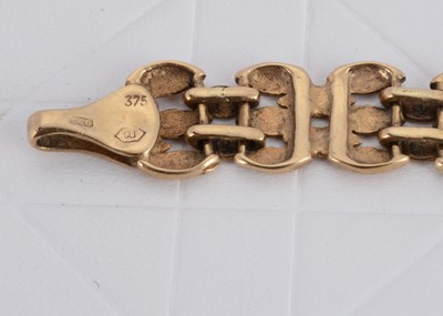Lot 163 - A 9ct gold oval flattened link bracelet