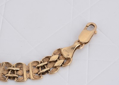 Lot 163 - A 9ct gold oval flattened link bracelet
