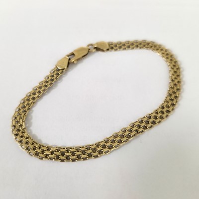 Lot 165 - An Italian 750 marked yellow metal textured mesh bracelet