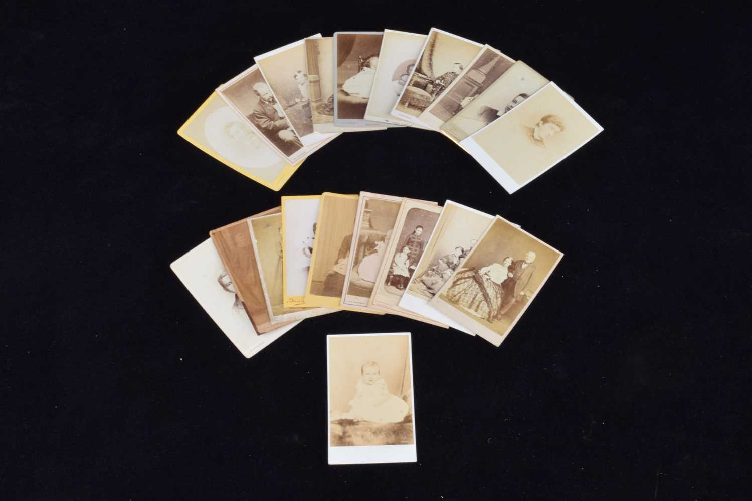Lot 8 - Cartes De Viste