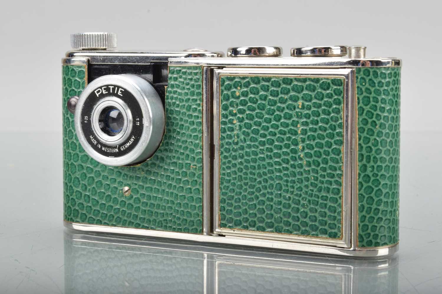 Lot 63 - A Kunik Walter Petie Vanity Camera