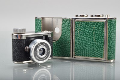 Lot 63 - A Kunik Walter Petie Vanity Camera