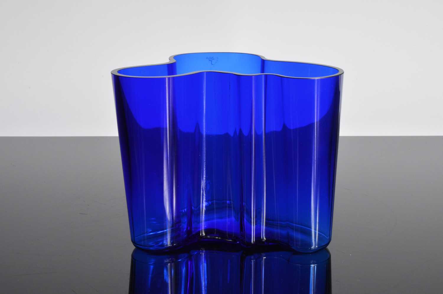 Lot 13 - A 1990s Iitala limited edition Savoy vase designed by Alver Aalto