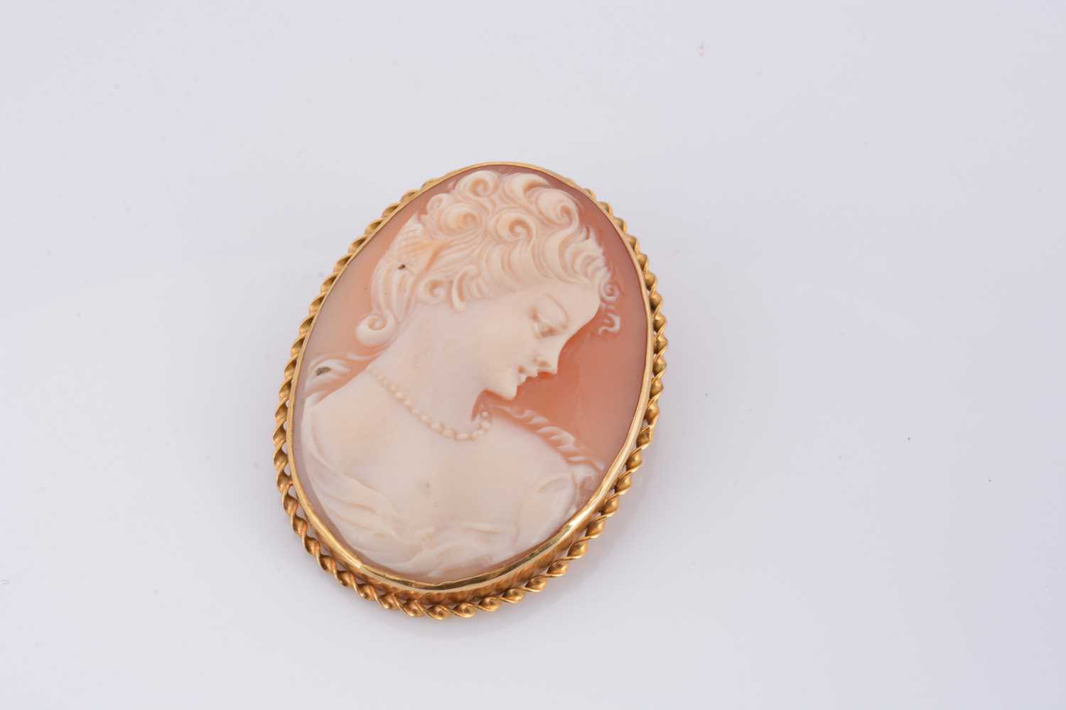 Lot 68 - A 9ct gold framed carved shell cameo