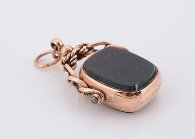 Lot 90 - A 9ct gold carnelian and bloodstone swivel fob seal