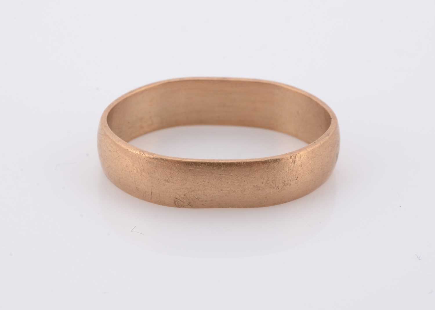 Lot 91 - A 9ct gold misshapen wedding band
