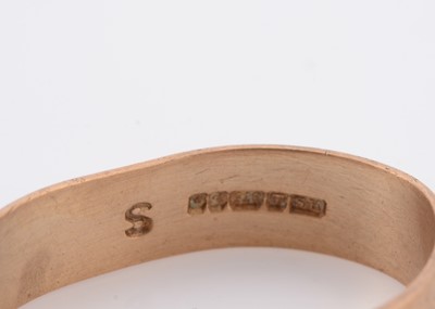 Lot 91 - A 9ct gold misshapen wedding band