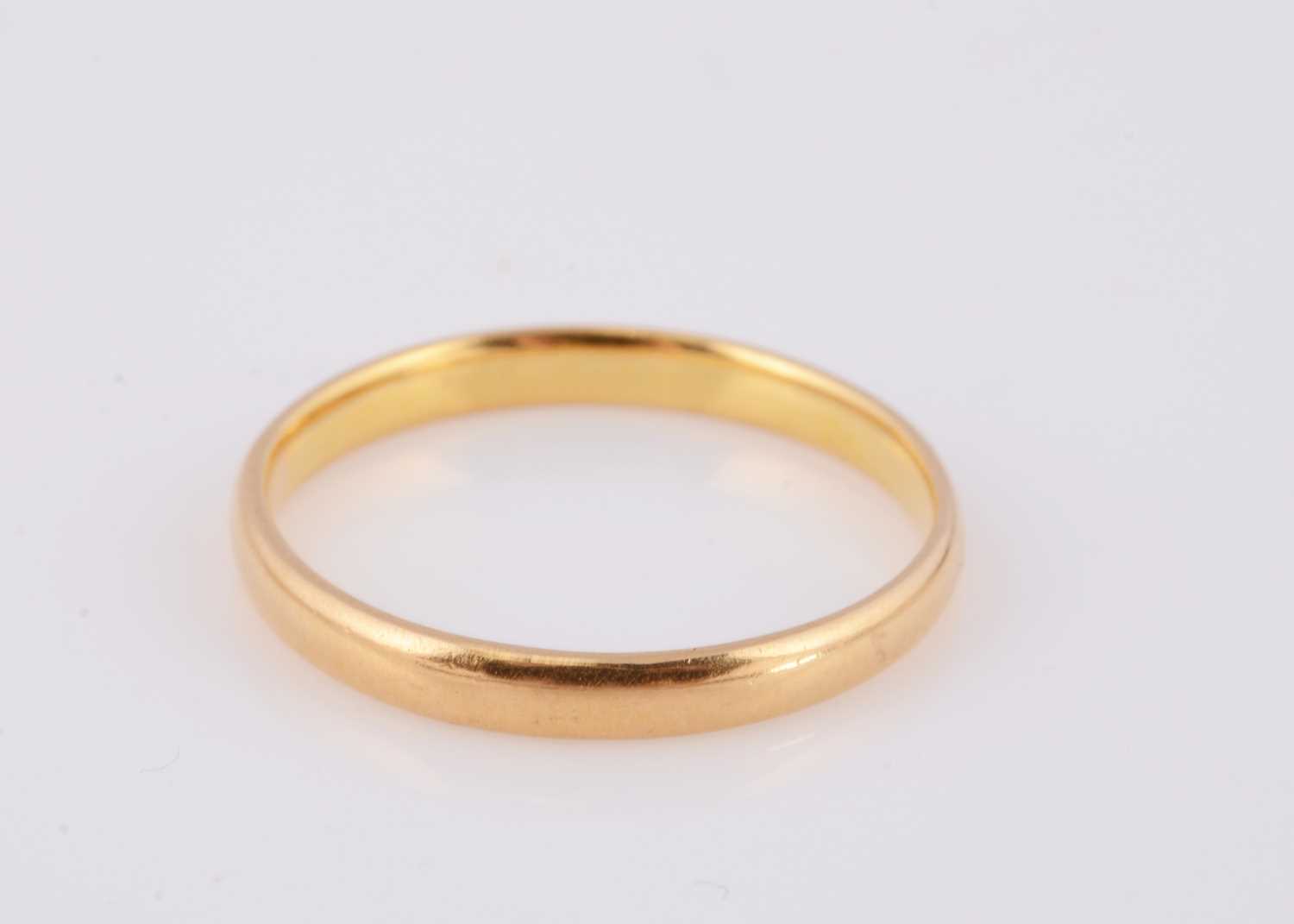 Lot 93 - A 22ct gold wedding band