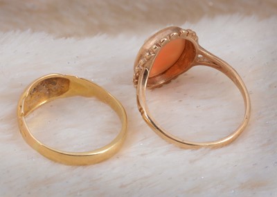 Lot 26 - An 18ct gold diamond chip set three stone dress ring