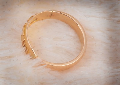 Lot 27 - An Edward VII 18ct gold Mizpah ring