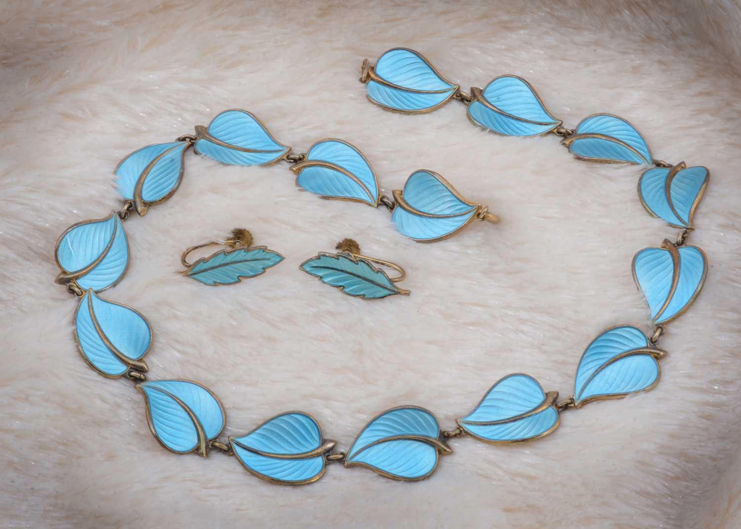 Lot 42 - A Hans Myhre Norwegian silver and enamel leaf necklace