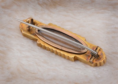 Lot 46 - An Edwardian 15ct gold seed pearl box back bar brooch