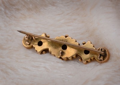 Lot 72 - An Edwardian 15ct gold gypsy set diamond bar brooch