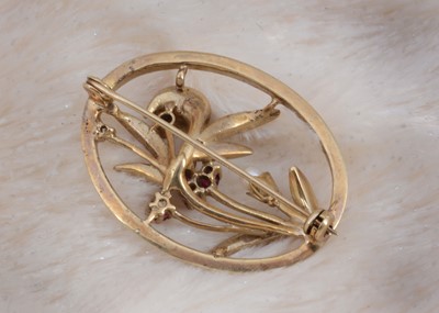 Lot 89 - A 9ct gold oval pierced brooch