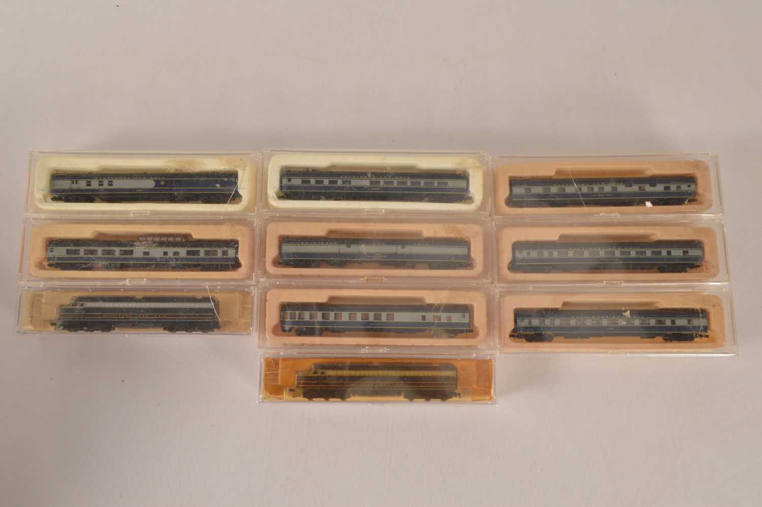 Lot 7 - American N Gauge Baltimore Ohio Diesel Locomotives and Coaches (10)