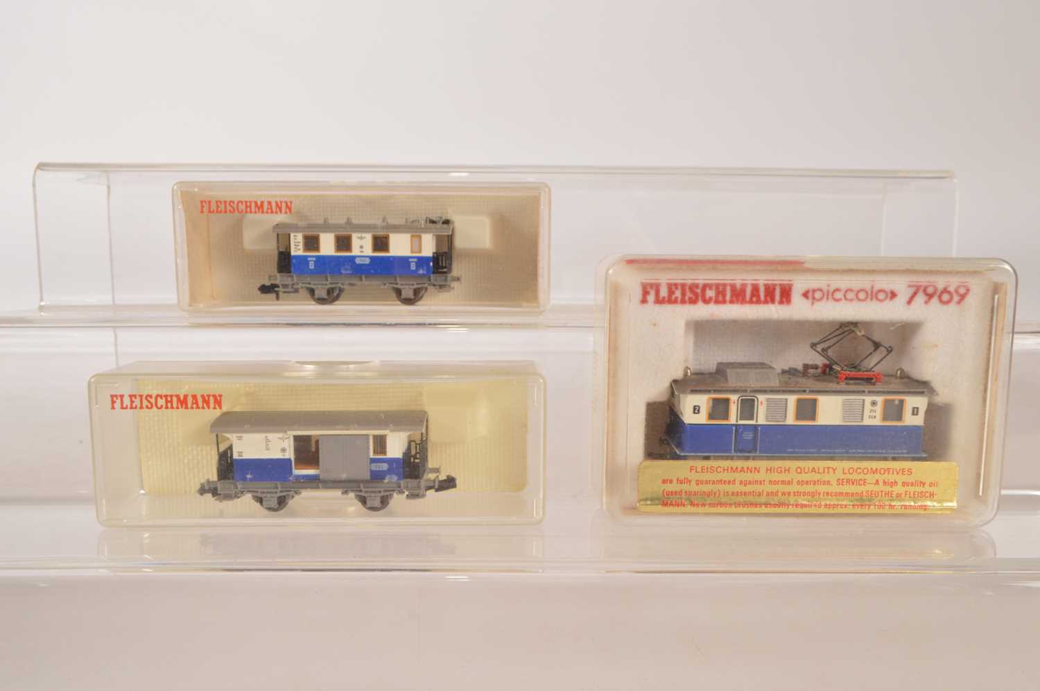 Lot 10 - Fleischmann Piccolo Austrian N Gauge Edelweiss Bahn Electric Locomotive and Two Coaches (3)