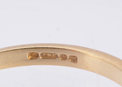 Lot 2 - An 18ct gold 3 stone diamond ring